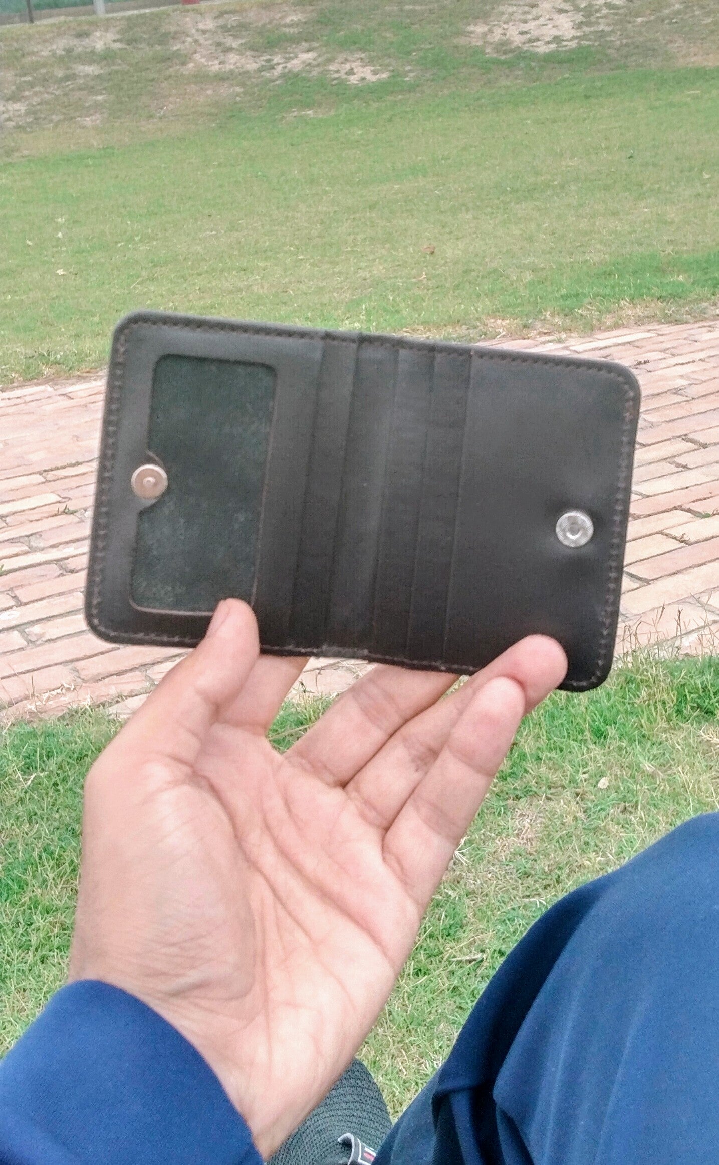 Short Wallet for Men - Magnet Lock